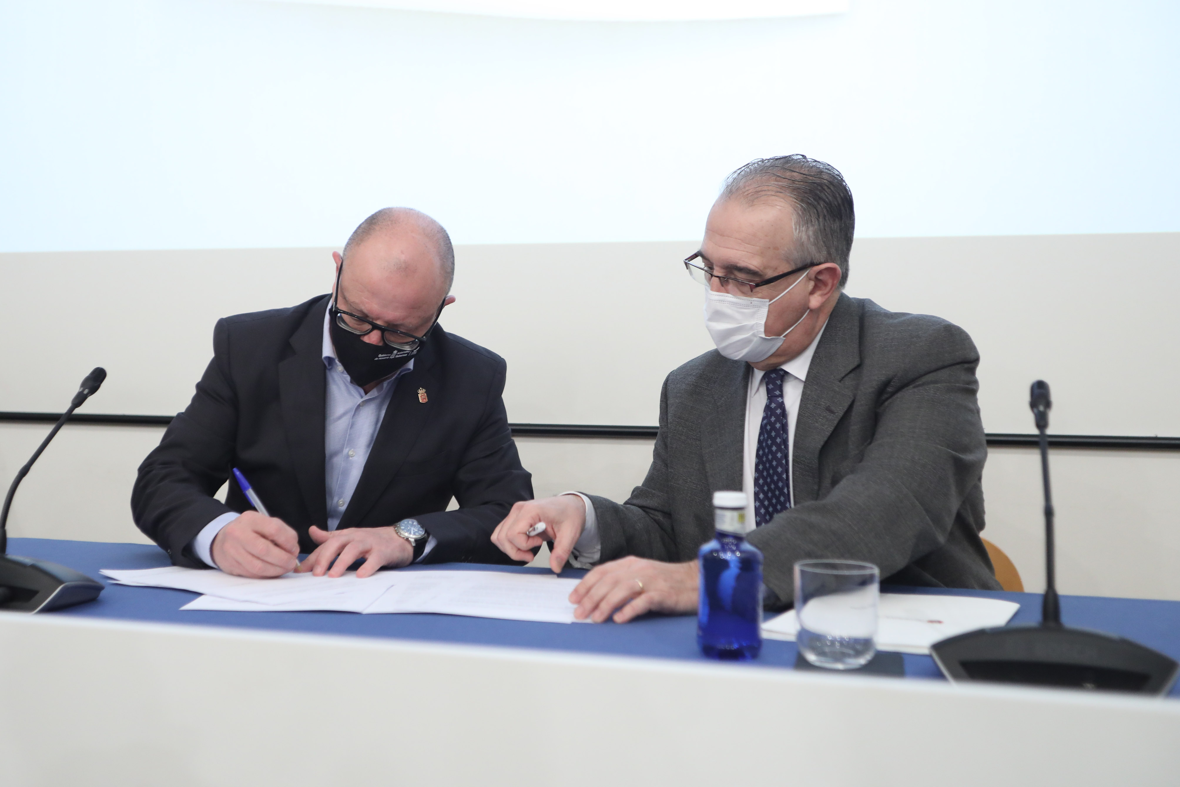 El Departamento de Educación y el Ayuntamiento de Pamplona firman el convenio para la construcción del nuevo colegio de Lezkairu